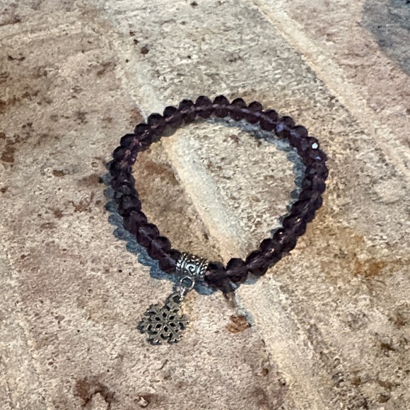 NWOT Purple Faceted Bead Stretch Bracelet w/ Snowflake Charm - Picture 3 of 4